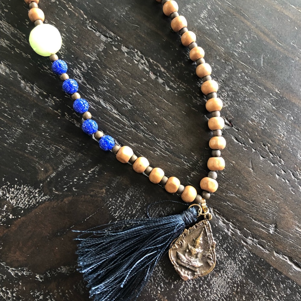 Beaded fashion necklace